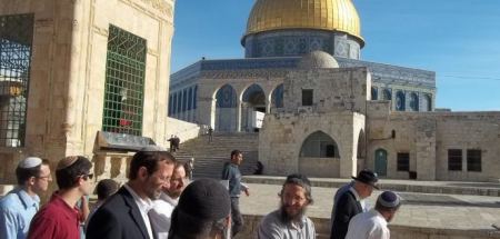 عشرات المستوطنين يقتحمون باحات المسجد الاقصى 