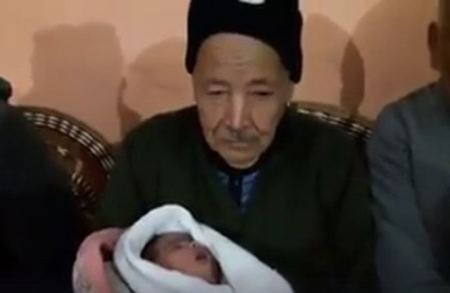 فلسطيني 79 عاماً يرزق بمولودة ويأمل بثلاثة آخرين 