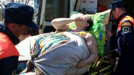 امرأة تزن 250 كيلو غرام احتاجت الى فريق انقاذ لينقلها الى المستشفى