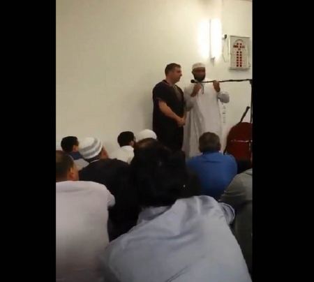 فيديو.. فرنسي ينطق الشهادتين باكيا وسط تكبير المصلين