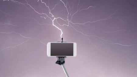 بريطاني أراد التقاط صورة سيلفي فمات بصعقة برق أصابت العصا