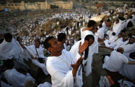 ضيوف الرحمن في عرفة لأداء ركن الحج الأعظم