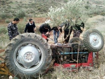 فيديو ... مصرع شخص انقلب جراره الزراعي غرب مدينة جنين