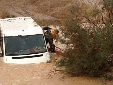 السيول تغمر شارع البحر الميت وتتسبب باغلاقه