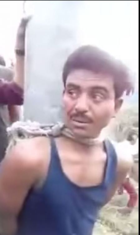 فيديو ... مسلم هندي يتعرض للتعذيب على يد الهندوس ليترك الإسلام