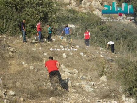برطعة | مجموعة من الشباب يتطوعون لتنظيف وصيانة المقبرة الشرقية للقرية