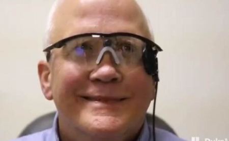 فيديو .... رجل ضرير يرى زوجته لأول مرة في لحظات مؤثرة