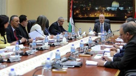 الحكومة الفلسطينية تهدد المعلمين ودعت لتمديد الفصل الدراسي