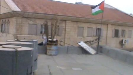 بالفيديو..مستوطن يحاول إنزال علم فلسطين من سطح منزل فلسطيني لأنه "جزء من إسرائيل