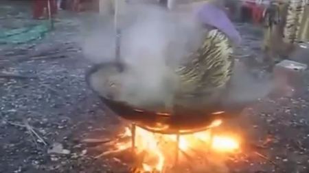 فيديو : رجل في السبعينيات يطبخ نفسه !