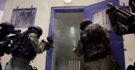 عشرات الاصابات في سجن نفحة اثر اقتحامه من قبل قوات القمع 