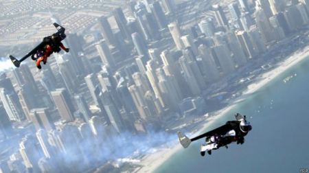 الرجل النفاث يحلق في سماء دبي بسرعة فائقة