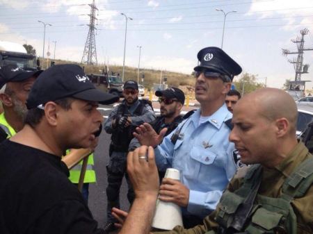 اعتراض مسيرة « حيفا الى الاقصى مشياً على الاقدام » واجبار المشاركين على ركوب حافلة