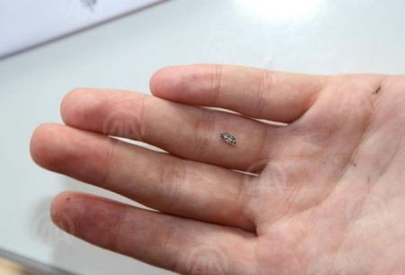 سوري يستطيع كتابة آيات قرآنية على حبة ارز !