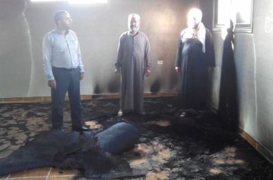 مستوطنون يحرقون مسجداً في عقربا جنوب نابلس