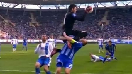 لاعب اوكراني ينجو من الموت اثر اصابة من حارس المرمى (فيديو )
