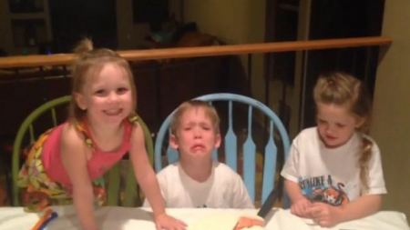 فيديو يحصد 1.6مليون مشاهدة :طفل يبكي لعلمه بأن والدته حامل ببنت