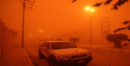 فيديو ... موجة رمال تضرب رفحة شمال السعودية