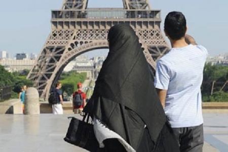 وزيرة فرنسية تشبه المسلمات المحجبات بالعبيد السود