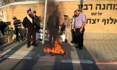 متطرفون يهود يحرقون العلم الفلسطيني في تل أبيب