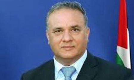 مسلحون يستولون على سيارة وزير التنمية الفلسطيني بالقرب من مخيم قلنديا