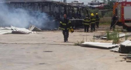 احتراق كامل لثلاث حافلات في الطيبة