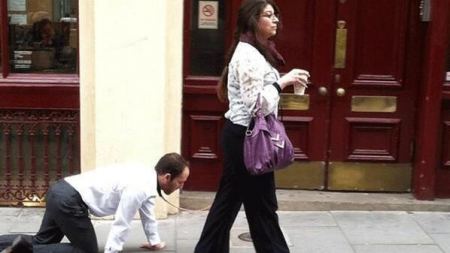 المرأة التي كانت تجر رجلاً في شوارع لندن تفصح عن السبب