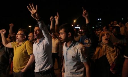 تركيا ......... الالاف في شوارع تركيا استجابة لنداء اردوغان ورفضا للانقلاب وانباء عن انسحاب الانقلابيين واستسلام قائدهم