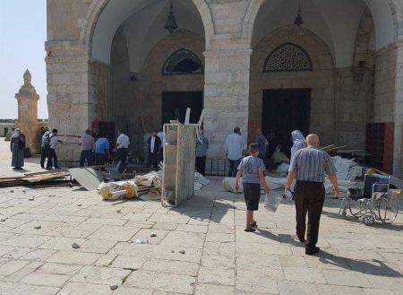 قوات الاحتلال تنسحب من الاقصى واصابات عديدة بين صفوف المرابطين