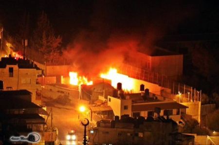 شبان فلسطينيون يضرمون النار بـ « مقام يوسف » الموجود في نابلس