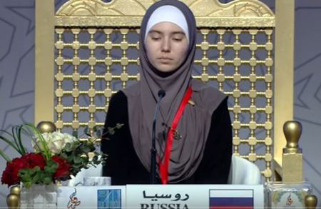 فيديو ... فتاة روسية مسلمة من بيت مسيحي تتألق بمسابقة قرآن 