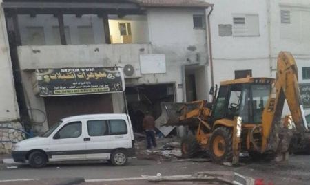 اقتحام متجر مجوهرات بواسطة جرافة وسرقته في دبورية