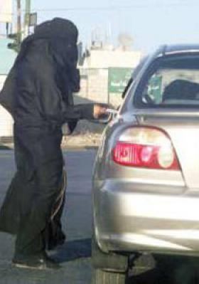 بعد ان جمعت الملايين, متسولة سعودية توصي بها الى الفقراء