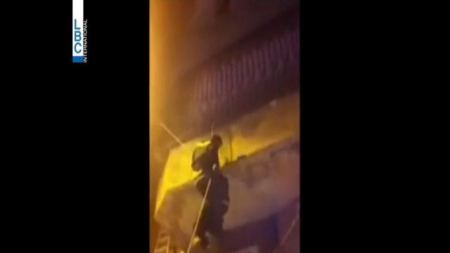 فيديو .. الدفاع المدني اللبناني ينقذ سيدة إثيوبية من محاولة انتحار 