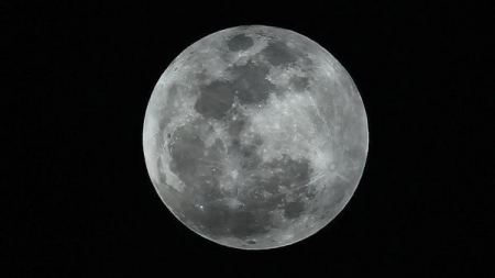 شركة يابانية تسعى لوضع أول اعلان لها على سطح القمر !