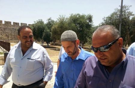 مستوطن يتنكر بزي عربي ويقتحم الاقصى