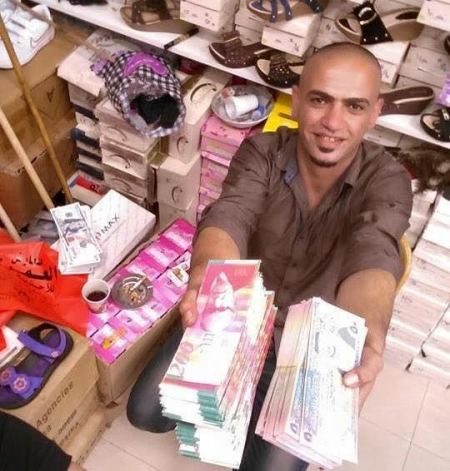 برطعة | لسّه الدنيا بخير ... عامل في محل يعيد مبلغ 140,000 شيكل عثر عليه لسيدة 