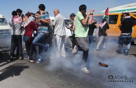 مواجهات على حاجز حوارة والاحتلال يحرق مركبة صحفي