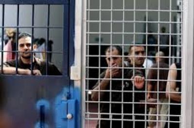 سحب أدوات الطعام من الأسرى ليلاً خشية حفر أنفاق