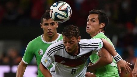 مسعود اوزيل ولاعبو منتخب الجزائر صاموا 39 دقيقة في مباراة المانيا والجزائر 