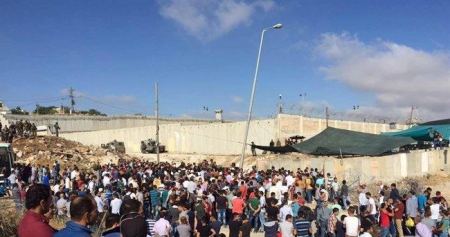 شهيد على حاجز قلنديا شمالي القدس جراء استنشاقه الغاز المسيل للدموع