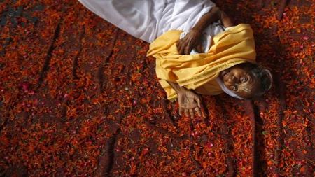 تموت فرحا بلقاء شقيقها 