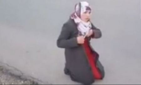 فيديو : بطريقة مهينة ... جنود الاحتلال يجبرون فتاة على خلع معطفها 