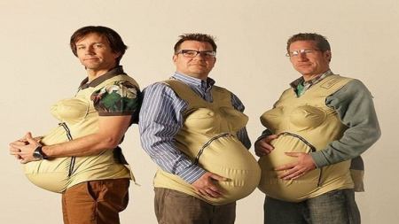 ثلاثة رجال يخوضون تجربة الحمل 