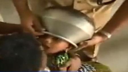 الدفاع المدني الهندي يخرج رأس طفل من قِدر بتكسيره 