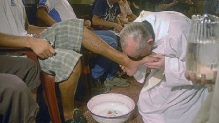 فيديو :بابا الفاتيكان يقبل قدم مسلم ليبي "يرمز إلى أحد رسل المسيح" 