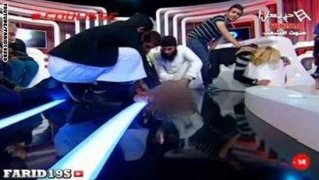 فيديو: شيخ في جلسة على الهواء يطرد الجن !!!!!