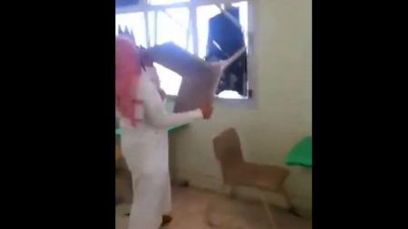 فيديو : للمرة الثانية طلاب مدرسة يعبرون عن فرحتهم بانتهاء الفصل الدراسي بالتخريب !!