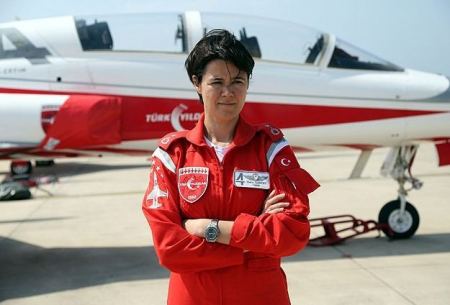 أول سيدة تركية تقود طائرتها في استعراض احتفالي بسماء بلادها