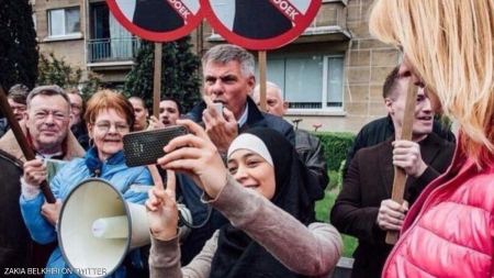 زكية بلخيري ... مسلمة محجبة تتحدى تظاهرة مناهضىة للاسلام في بلجيكا